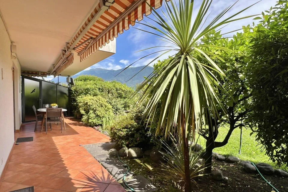 Elegante Ferienwohnung mit grosser Terrasse, Gemeinschaftspool und direktem Seezugang
