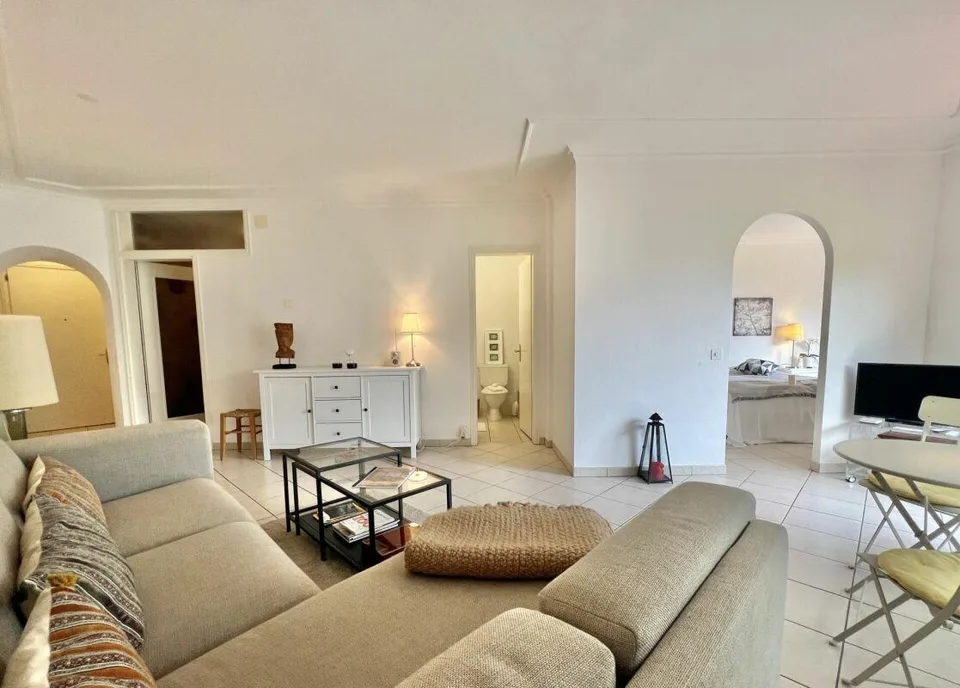 Elegante Ferienwohnung mit grosser Terrasse, Gemeinschaftspool und direktem Seezugang