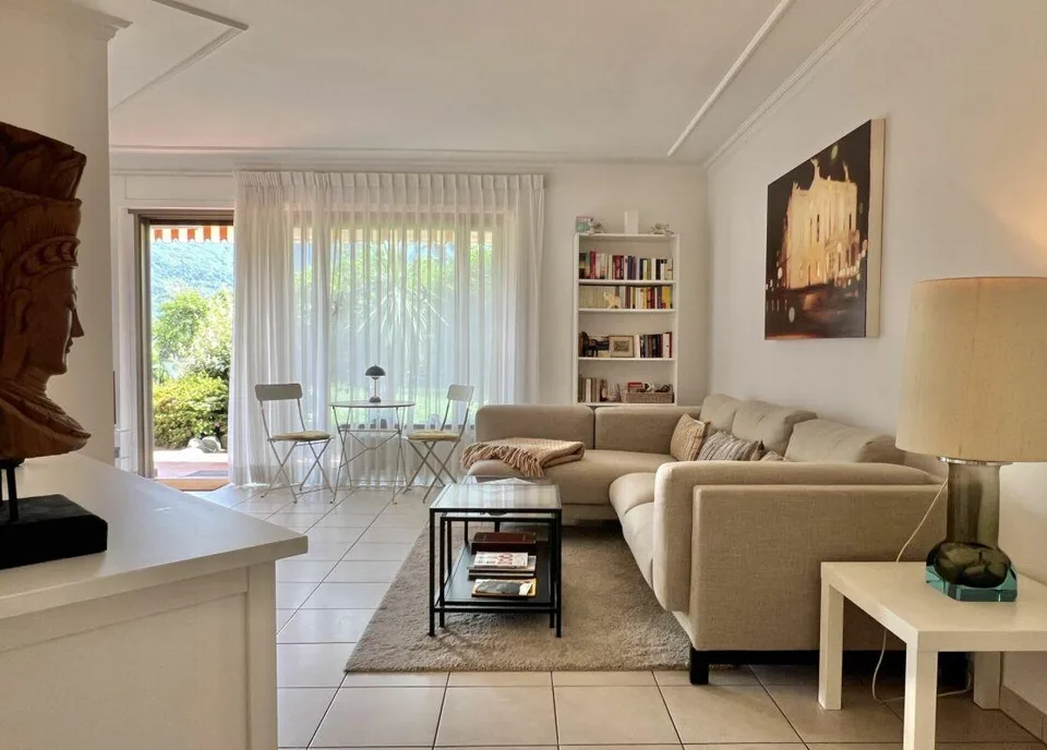 Elegante Ferienwohnung mit grosser Terrasse, Gemeinschaftspool und direktem Seezugang