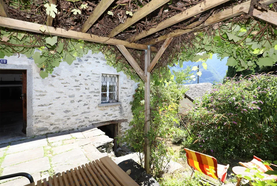 Maison en pierre rustique calme et ensoleillée dans la vallée de Calanca