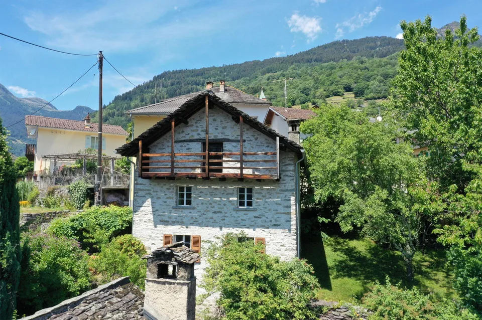 Maison en pierre rustique calme et ensoleillée dans la vallée de Calanca
