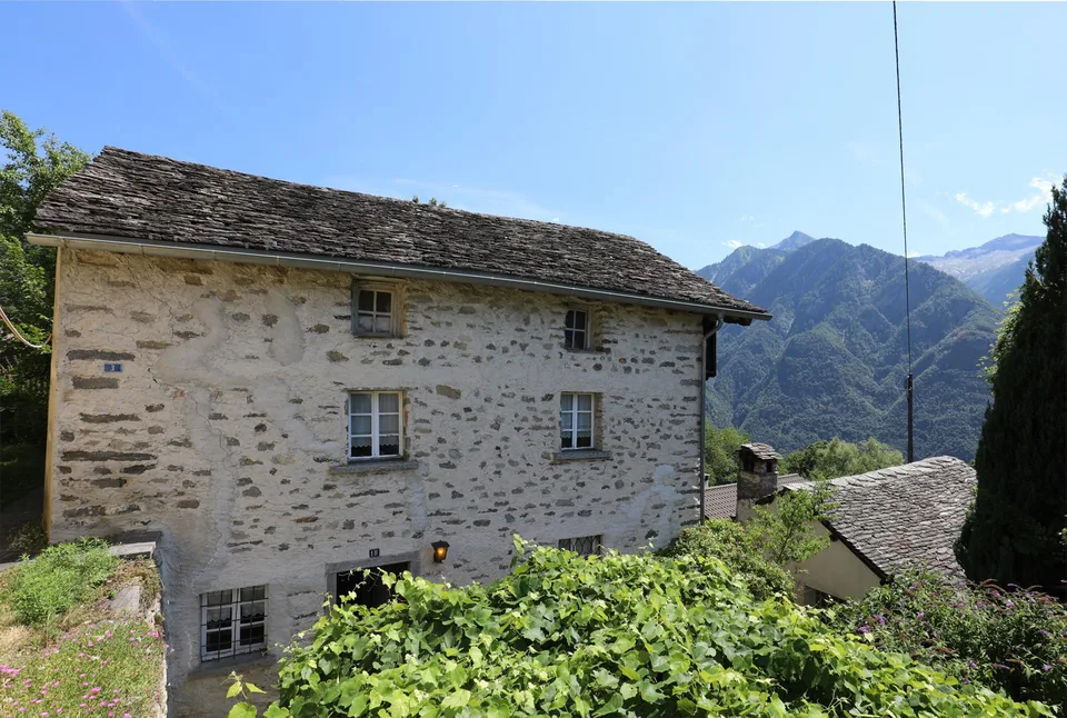 Maison en pierre rustique calme et ensoleillée dans la vallée de Calanca