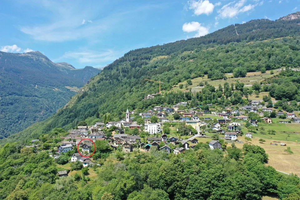 Maison en pierre rustique calme et ensoleillée dans la vallée de Calanca