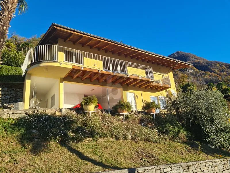 MODERNA CON GIARDINO E FAVOLOSA VISTA