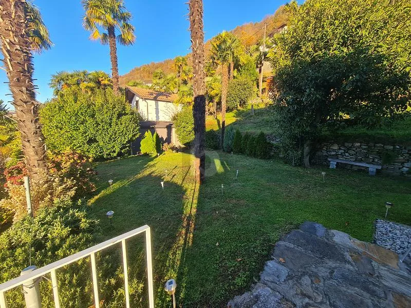 MODERNA CON GIARDINO E FAVOLOSA VISTA
