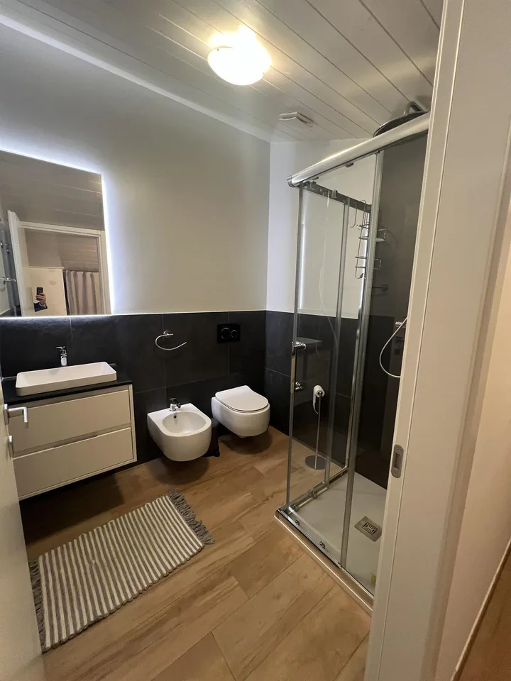 Riva San Vitale CENTRALISSIMO E FRONTE LAGO, ATTICO in perfetto stato – Foto 24 von 29