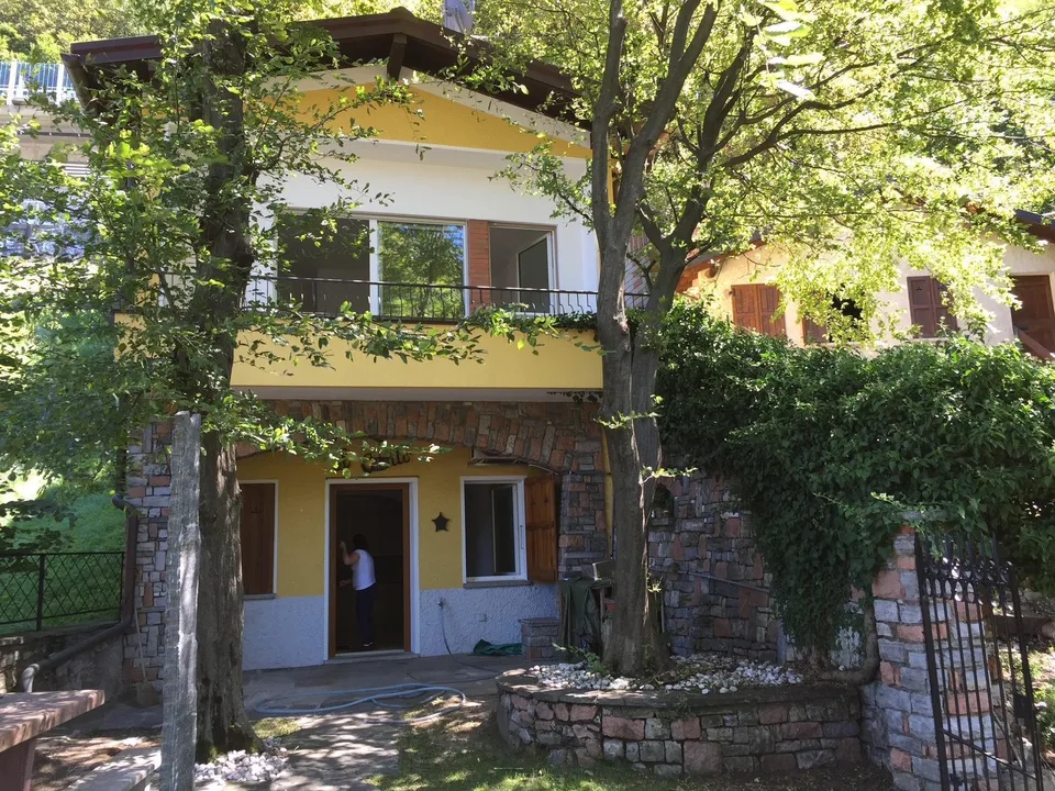VILLETTA INDIPENDENTE CON GIARDINO - VISTA LAGO