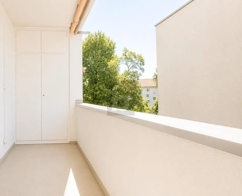 ZENTRALE LAGE, HELLE ZIMMER UND BALKON
