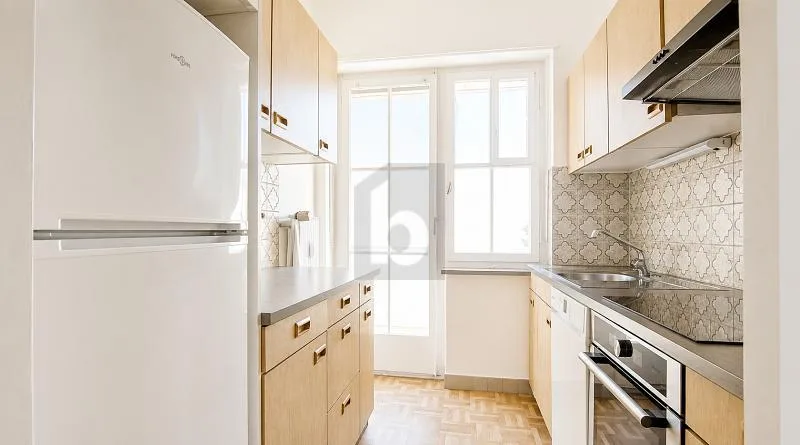 ZENTRALE LAGE, HELLE ZIMMER UND BALKON