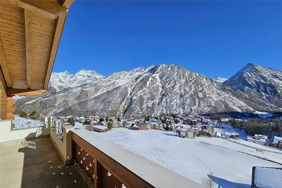 Stella cadente sopra le nuvole con una terrazza unica con vista sul paese e verso l'Italia. – foto 11 di 13