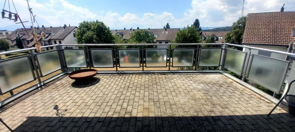 Charmante 3.5-Zimmer-Dachwohnung mit zwei Balkonen