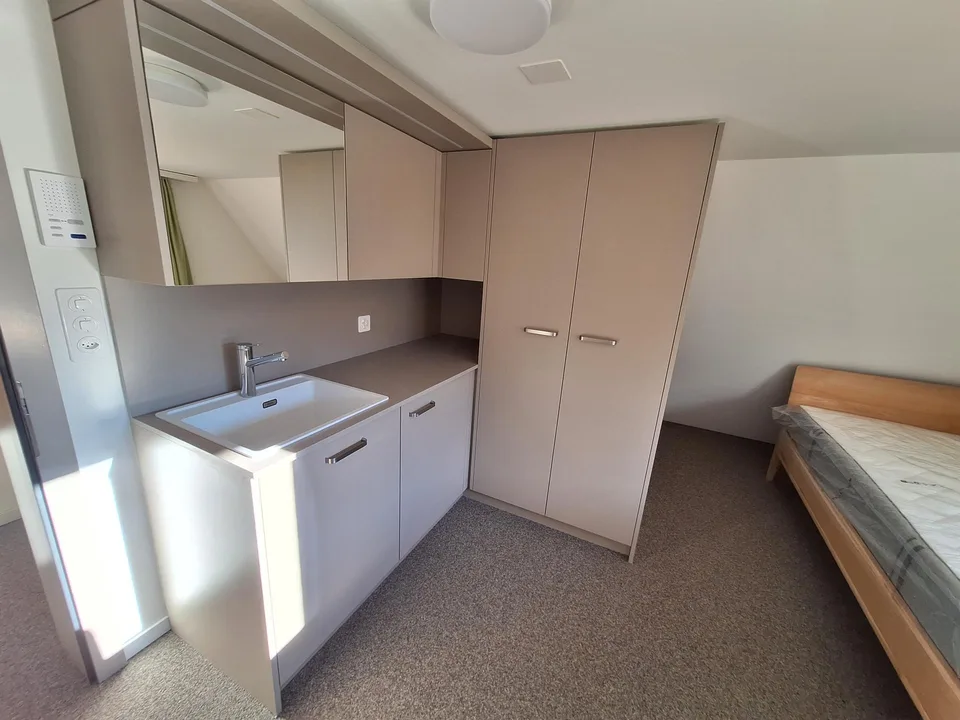 Gemütliches möbliertes Zimmer in idyllischer Umgebung