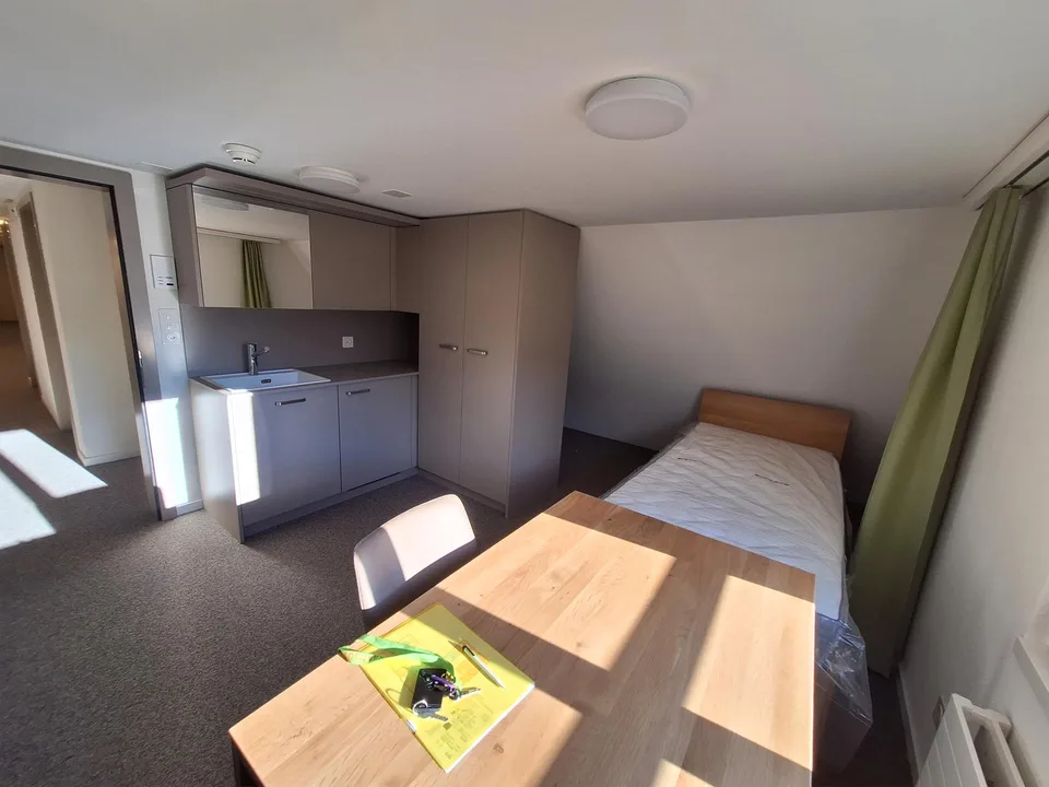 Gemütliches möbliertes Zimmer in idyllischer Umgebung