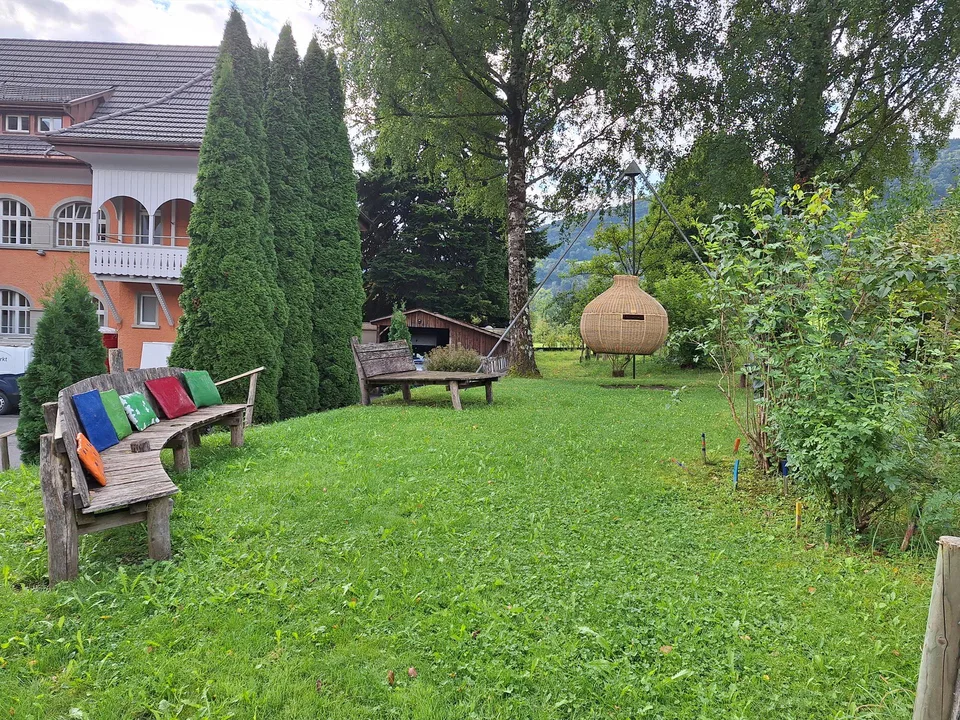 Gemütliches möbliertes Zimmer in idyllischer Umgebung