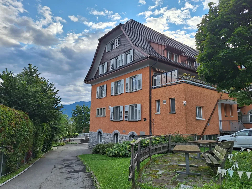 Gemütliches möbliertes Zimmer in idyllischer Umgebung
