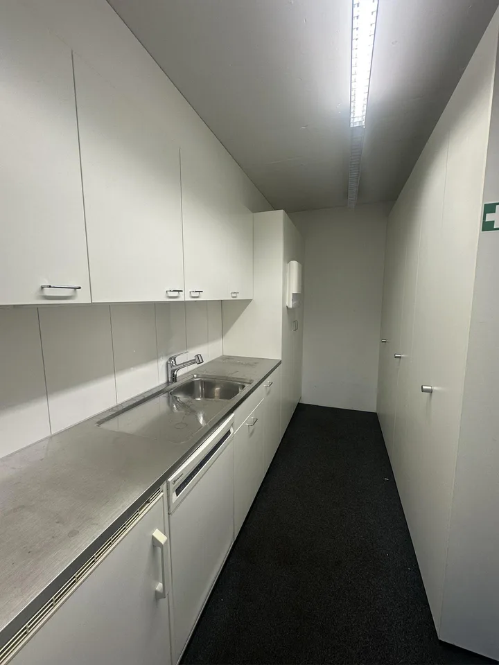 168m² vollausgebaute helle Büroräumlichkeiten zu vermieten – foto 10 di 12