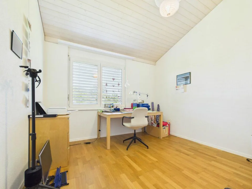 Maison mitoyenne de 5,5 pièces familiale avec jardin et terrasse sur le toit – photo 10 sur 13