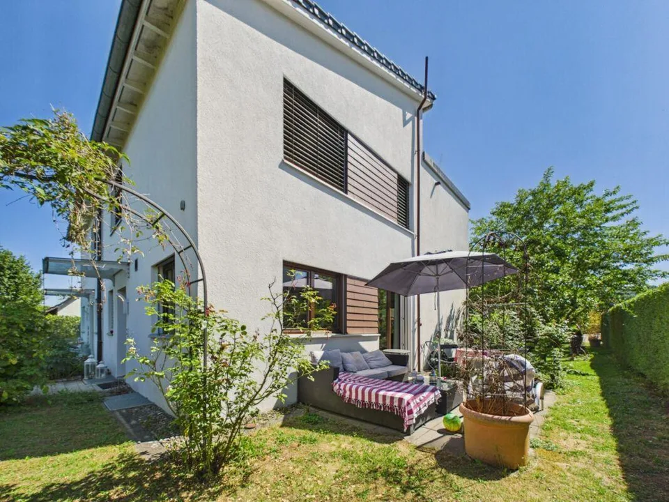 Familienfreundliche 5.5-Zimmer-Doppelhaushälfte mit Garten und Dachterrasse