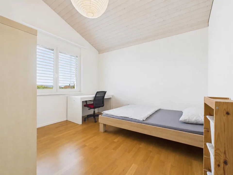 Maison mitoyenne de 5,5 pièces familiale avec jardin et terrasse sur le toit – photo 9 sur 13