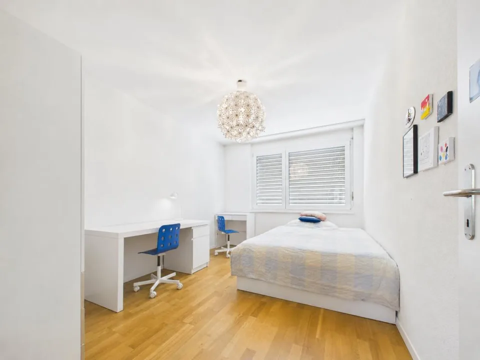 Maison mitoyenne de 5,5 pièces familiale avec jardin et terrasse sur le toit – photo 8 sur 13