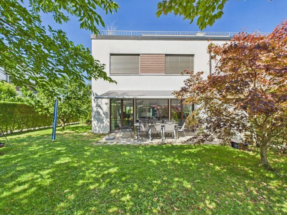Familienfreundliche 5.5-Zimmer-Doppelhaushälfte mit Garten und Dachterrasse