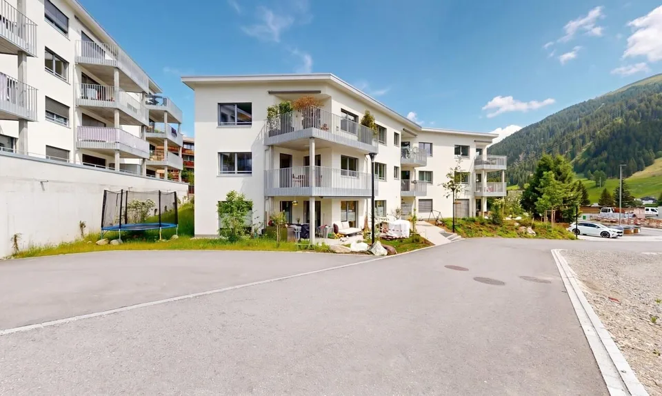 Moderner Wohnkomfort in Davos – Neubau mit grosser Terrasse