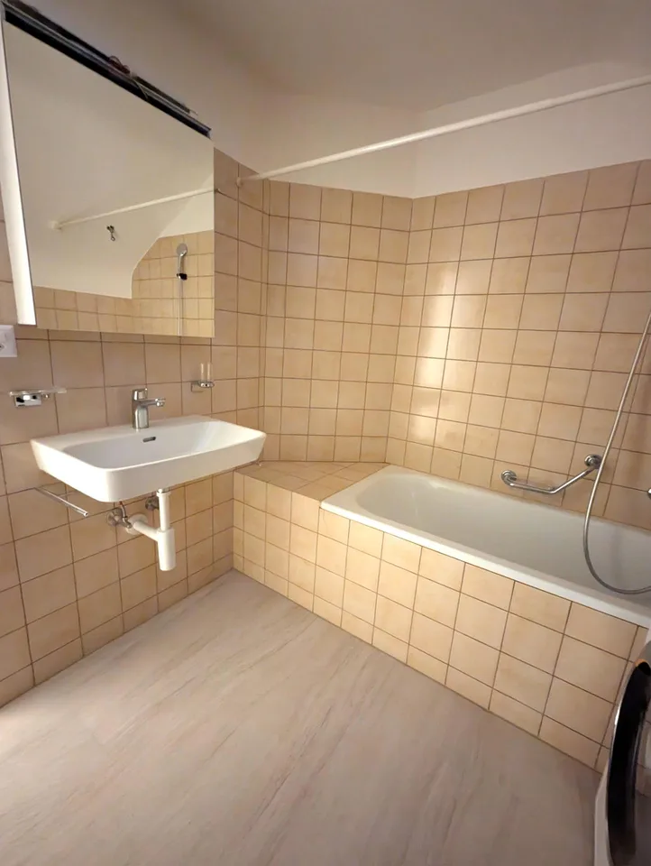Teilsanierte 2.5-Zimmer-Dachwohnung