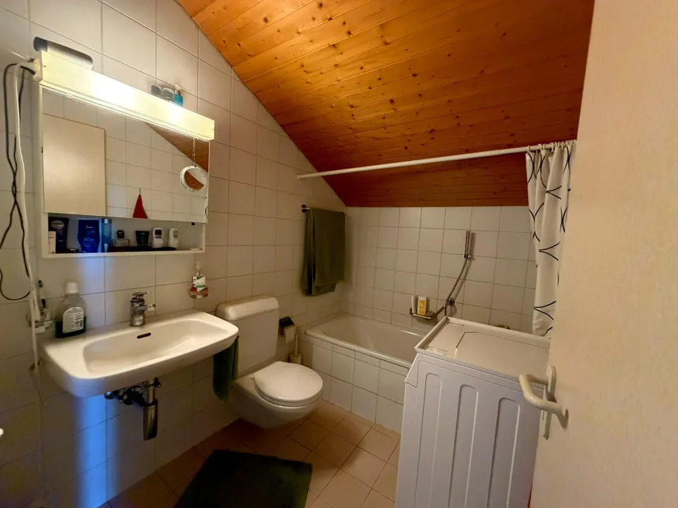 Bellinzona – Zentral gelegenes 2.5-Zimmer-Apartment mit Aufzug und sichtbaren Holzdecken – Foto 2 von 7