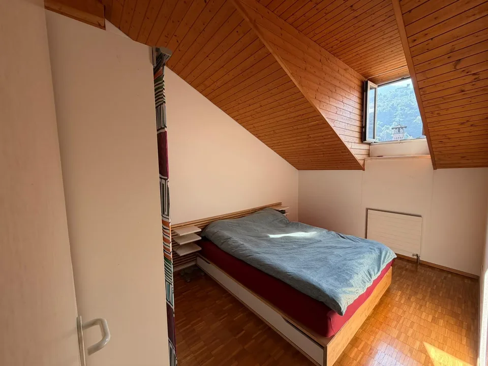 Bellinzona – Zentral gelegenes 2.5-Zimmer-Apartment mit Aufzug und sichtbaren Holzdecken – Foto 5 von 7