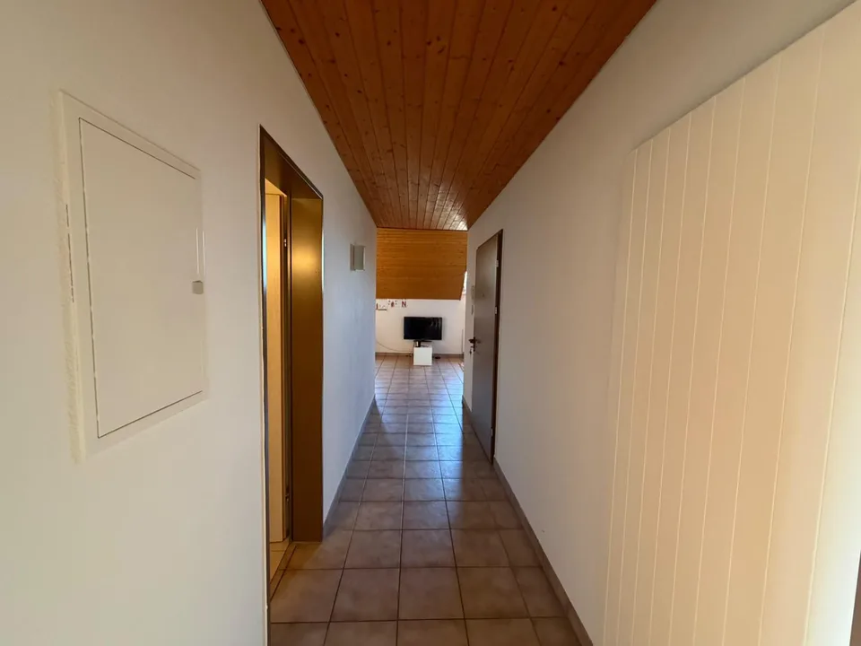 Bellinzona – Zentral gelegenes 2.5-Zimmer-Apartment mit Aufzug und sichtbaren Holzdecken – Foto 7 von 7