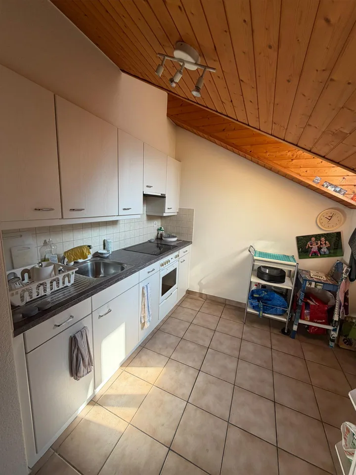 Bellinzona – Zentral gelegenes 2.5-Zimmer-Apartment mit Aufzug und sichtbaren Holzdecken – Foto 3 von 7