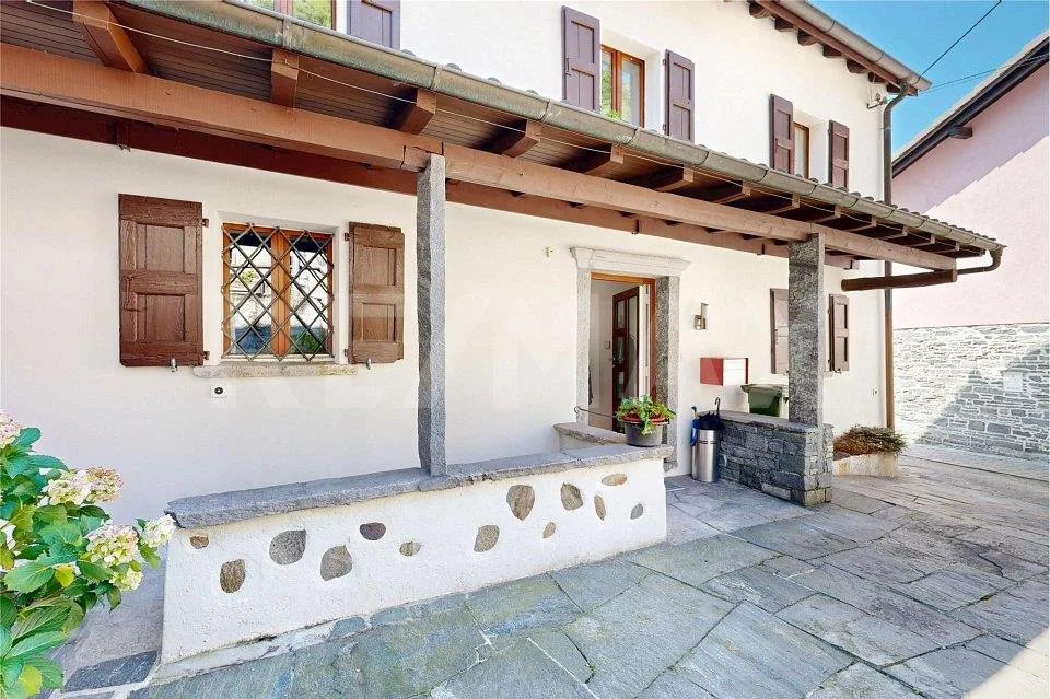 Affascinante casa ticinese con vista lago