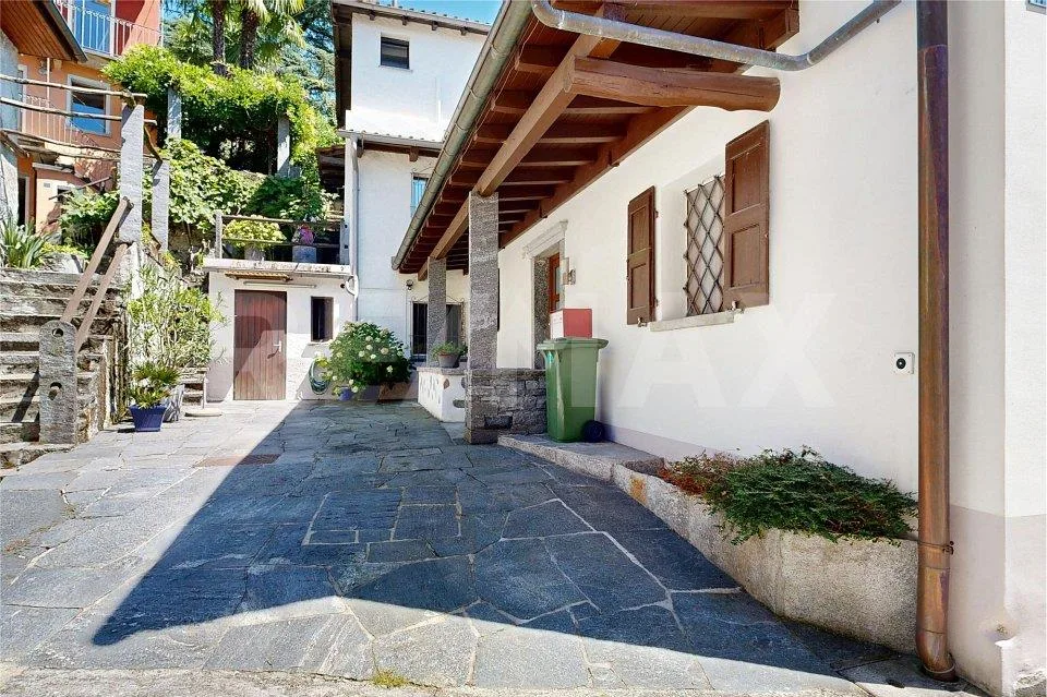 Affascinante casa ticinese con vista lago