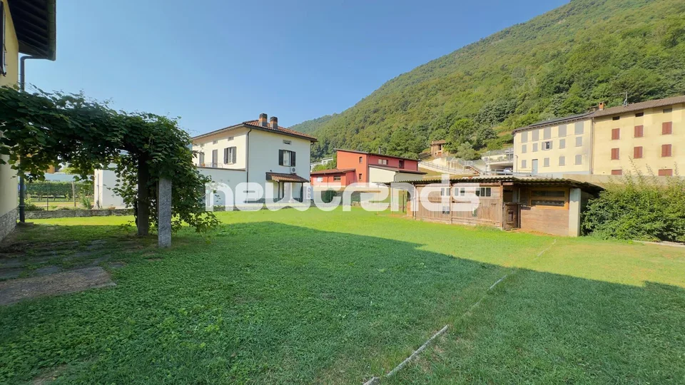 Villa indépendante avec jardin privé et vue dégagée sur les montagnes