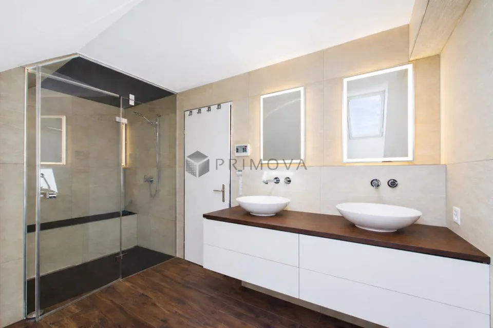 Lichtdurchflutete Maisonette mit Stil, Charme und traumhafter Aussicht