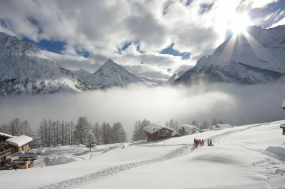 Sternschnuppe über den Wolken mit einzigartiger Terrasse mit Blick ...