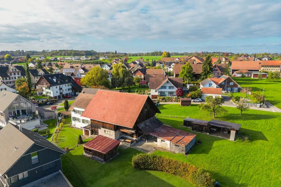 Attraktives Bauland mit Bauernhaus