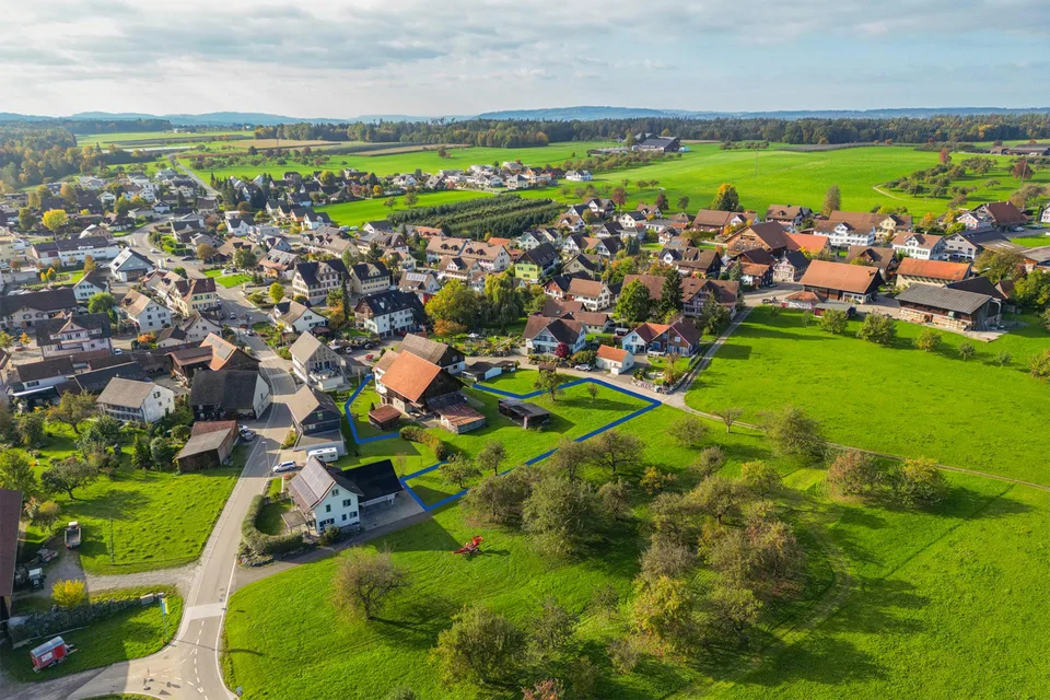 Attraktives Bauland mit Bauernhaus