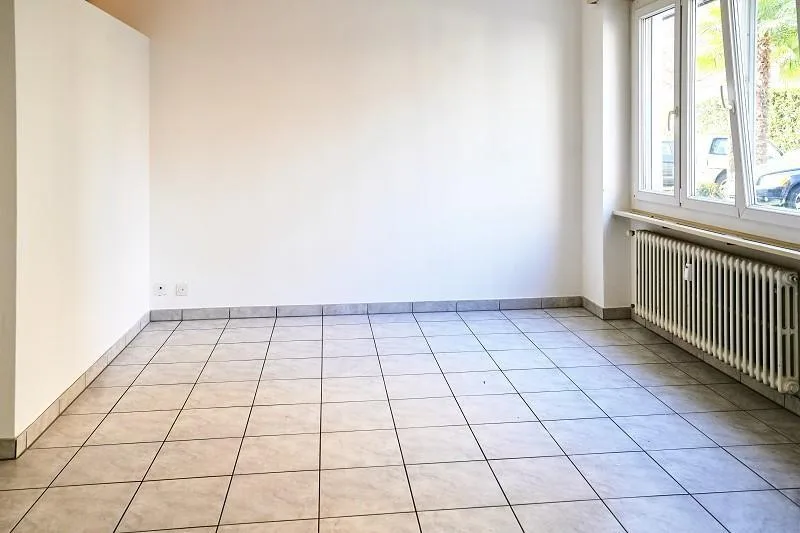 1-Zimmer-Wohnung im Erdgeschoss mit 2Einstellplätzen an zentraler L...