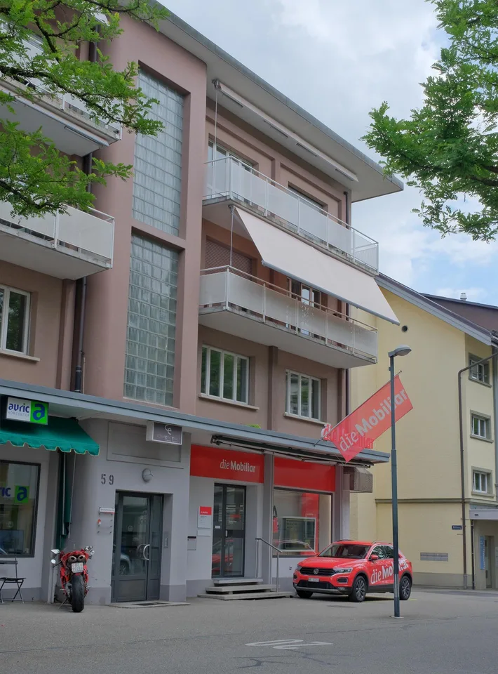 Ladenfläche mit Schaufenstern direkt beim Bahnhof Burgdorf