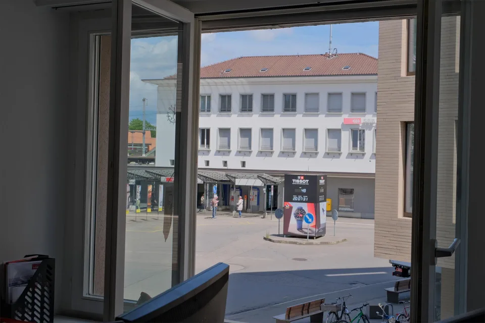 Ladenfläche mit Schaufenstern direkt beim Bahnhof Burgdorf