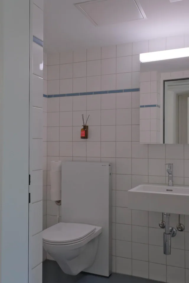 Ladenfläche mit Schaufenstern direkt beim Bahnhof Burgdorf