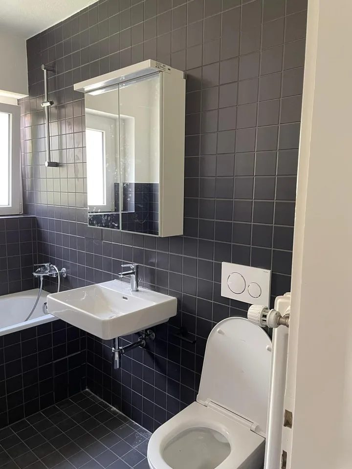 4-Zimmer-Altbauwohnung mit grosser Terrasse an sonniger und zentraler