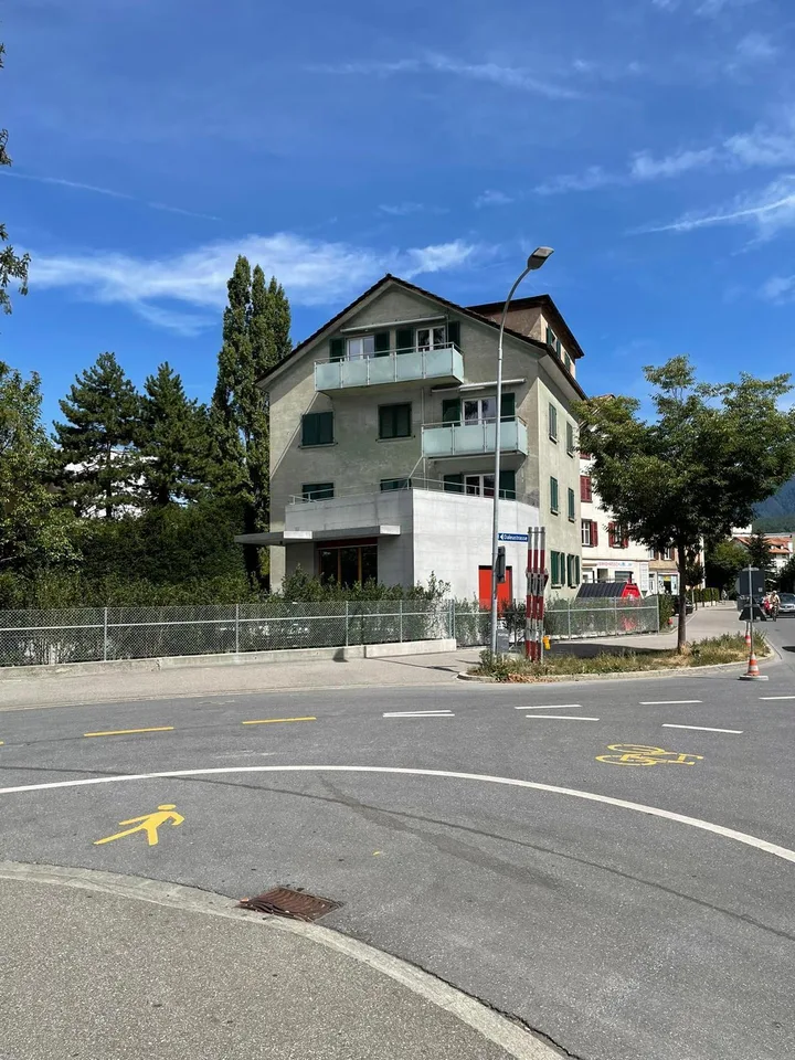 4-Zimmer-Altbauwohnung mit grosser Terrasse an sonniger und zentraler
