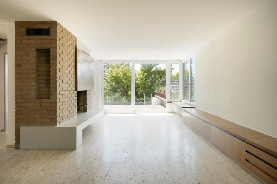Freistehendes Einfamilienhaus mit Pool und Doppelgarage