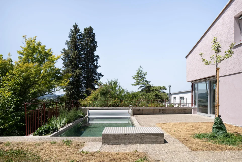 Freistehendes Einfamilienhaus mit Pool und Doppelgarage