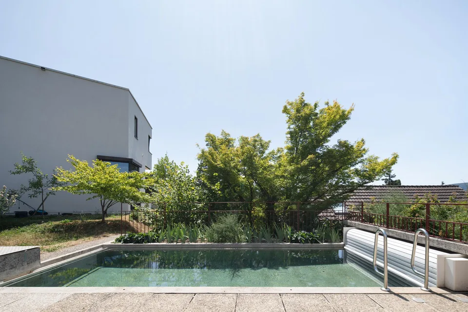 Freistehendes Einfamilienhaus mit Pool und Doppelgarage