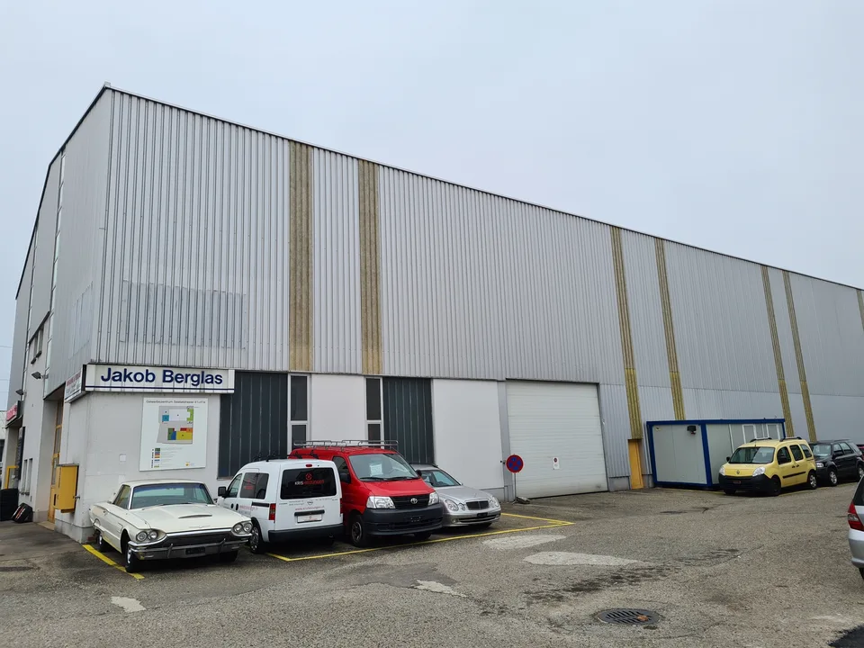 Abstellfläche in Lagerhalle zu vermieten