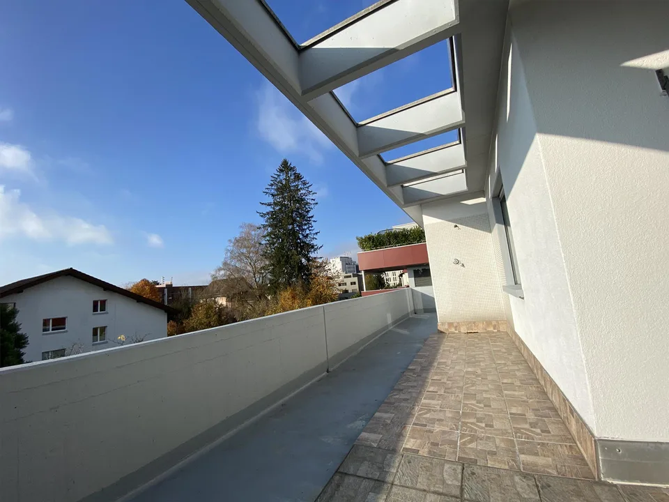 Grosszügige 6-Zimmer-Wohnung mit 160 m² und sonnigem Balkon