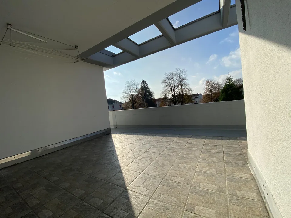 Grosszügige 6-Zimmer-Wohnung mit 160 m² und sonnigem Balkon